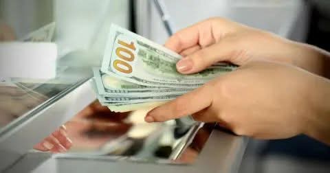 EL DÓLAR BLUE SE MANTIENE $ 10 MÁS BARATO QUE EL OFICIAL Y CERRÓ EN $ 1370.
