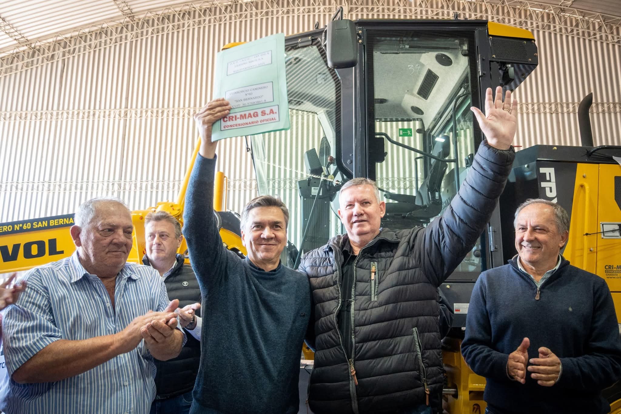 SAN BERNARDO: EL GOBERNADOR ZDERO ENTREGÓ UNA MAQUINARIA PARA EL CONSORCIO CAMINERO N°60.