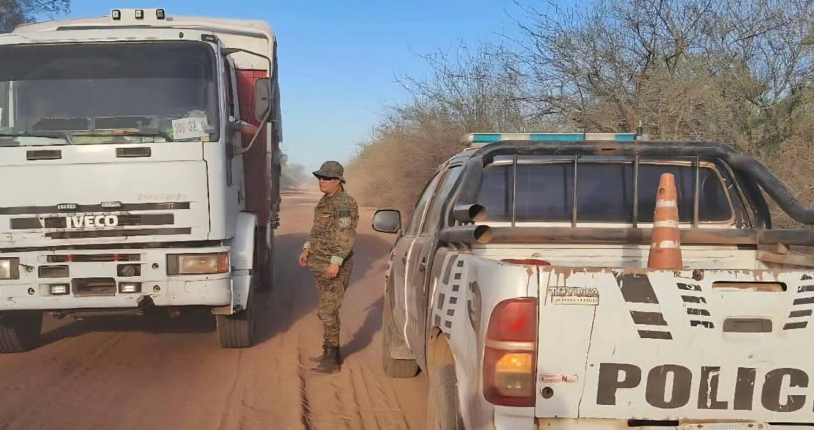 BOSQUES: SECUESTRAN MAQUINARIA Y CARGAMENTO ILEGAL DE QUEBRACHO COLORADO.