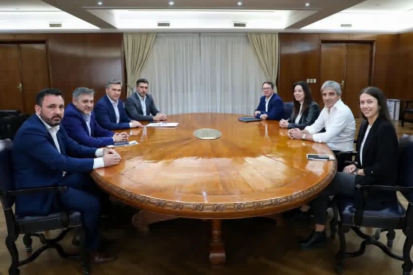 ZDERO SE REUNIÓ CON LUIS CAPUTO Y SANDRA PETTOVELLO POR UNA AGENDA COMPLETA.