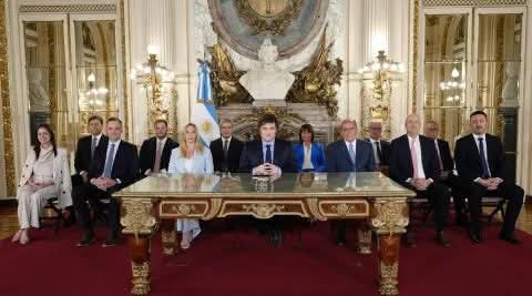 EL GOBIERNO CRUZÓ A LA OPOSICIÓN: