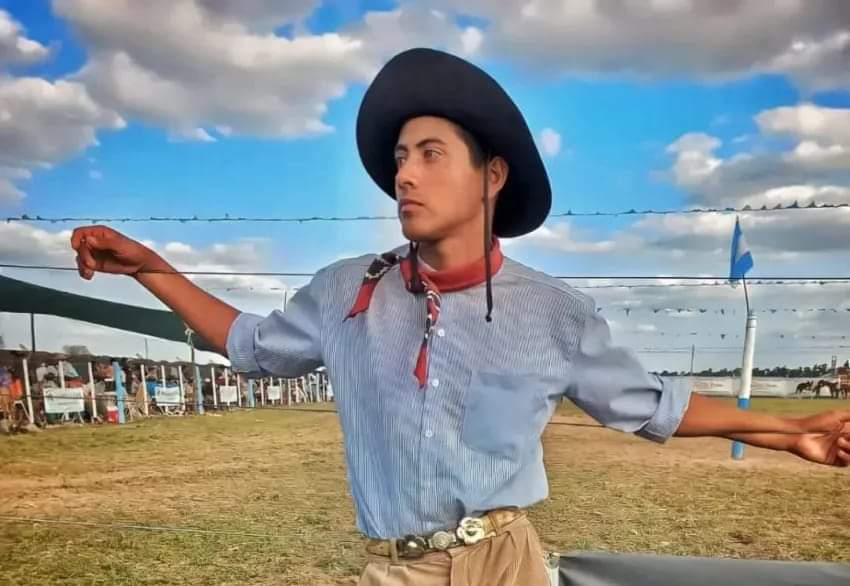 MURIÓ EN UN FESTIVAL DE DOMA: SE CAYÓ DEL CABALLO Y RECIBIÓ UN FUERTE GOLPE POR PARTE DEL ANIMAL.