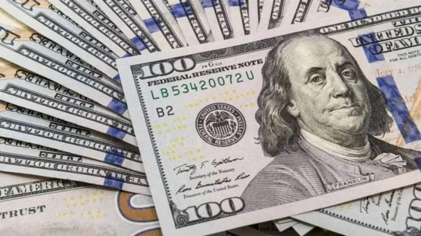 EL DOLAR SIGUE IMPARABLE: ABRIÓ LA SEMANA EN ALZA Y SUPERÓ LA BARRERA DE LOS $900. 