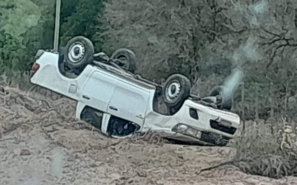 “VOLCO CAMIONETA QUE BRINDABA SEGURIDAD EN LA VISITA DEL GOBERNADOR CAPITANICH A LA REGIÓN”.