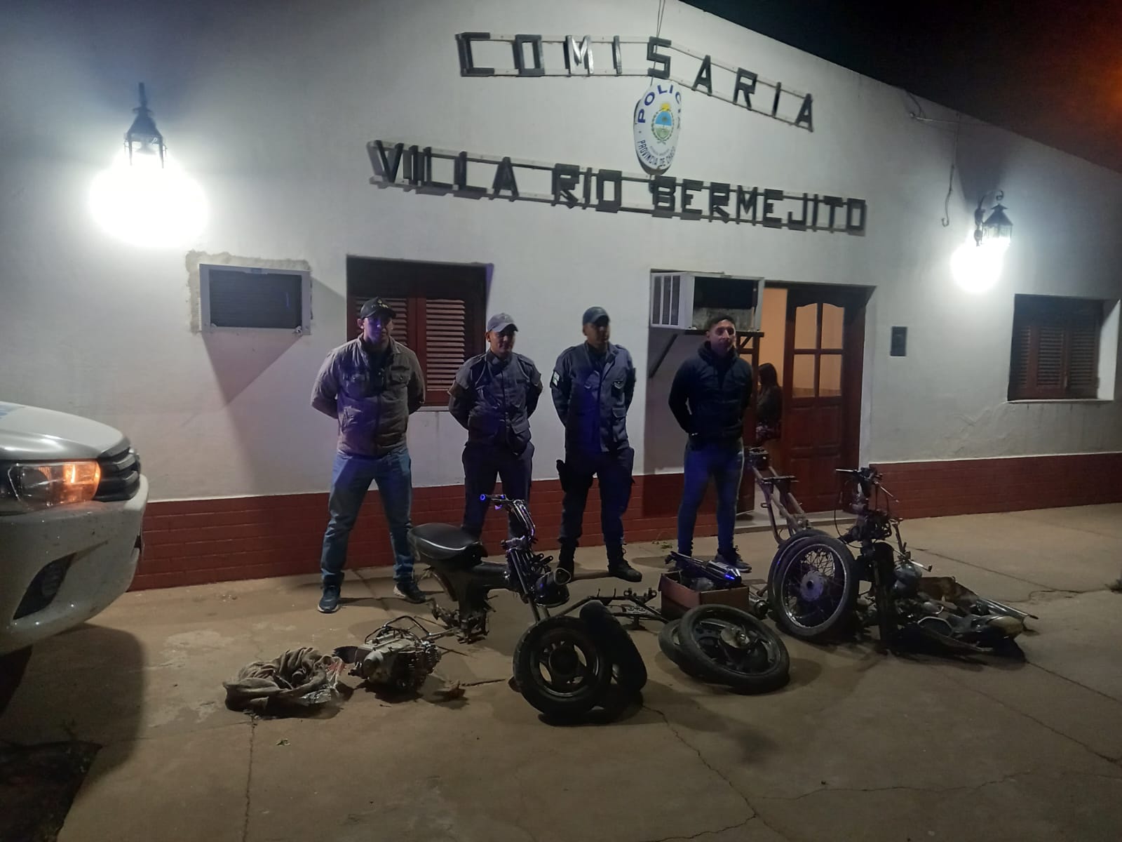 VILLA RÍO BERMEJITO: PERSONAL POLICIAL LOCAL RECUPERAN MOTOCICLETAS ROBADAS. 