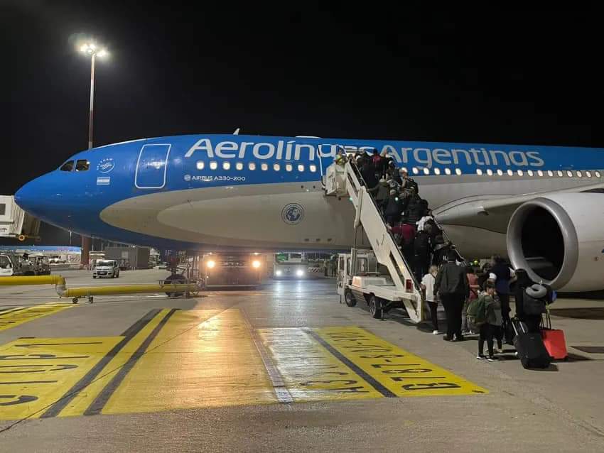 ARRIBÓ AL PAÍS EL PRIMER GRUPO DE 244 ARGENTINOS EVACUADOS DE ISRAEL TRAS LA INVASIÓN DE HAMAS. 