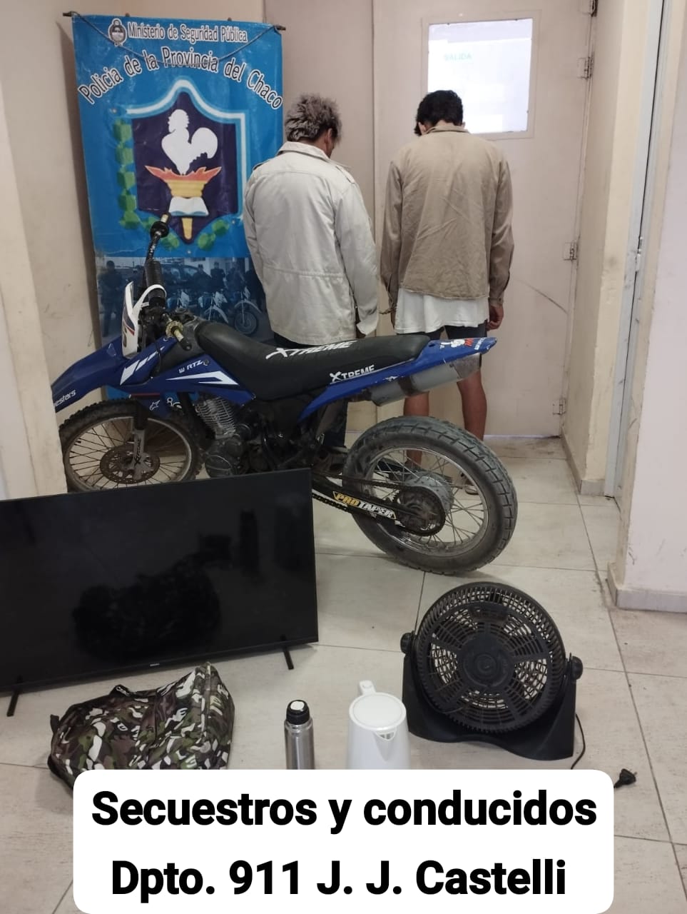 J.J CASTELLI: DOS DELINCUENTES FUERON ATRAPADOS CUANDO INTENTABAN HUIR EN UNA MOTOCICLETA CON ELEMENTOS ROBADOS. FUERON DETENIDOS. 