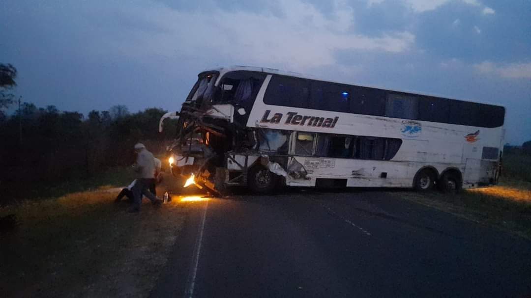 ACCIDENTE FATAL EN RUTA N° 95: UN CAMIÓN Y UN COLECTIVO PROTAGONIZARON UN TERRIBLE CHOQUE. 