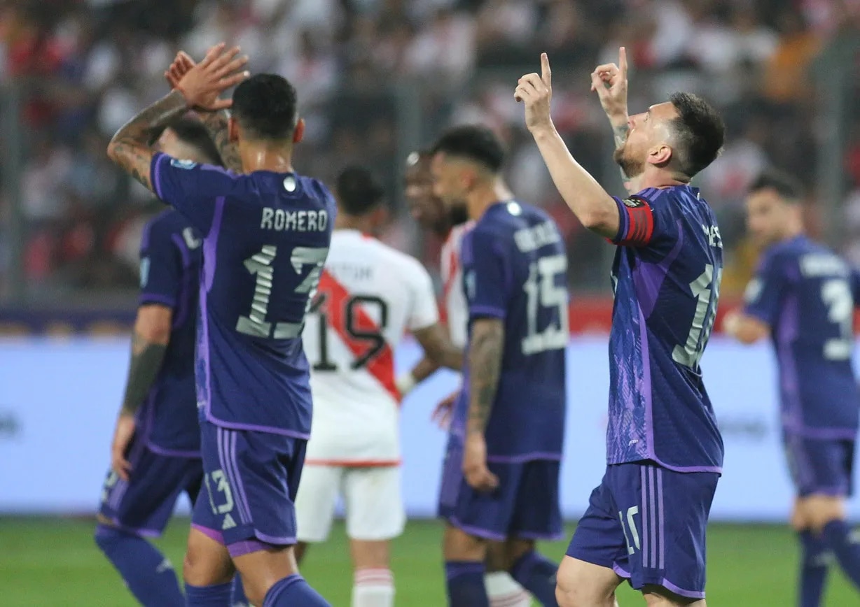 CON DOBLETE DE MESSI, LA SELECCIÓN ARGENTINA LE GANÓ 2-0 A PERÚ POR LAS ELIMINATORIAS . 