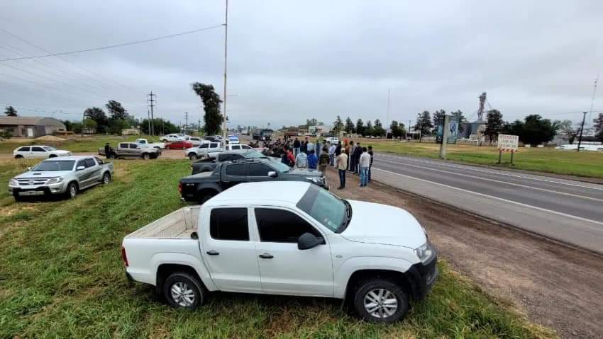 PRODUCTORES DE TRES ISLETAS RECLAMARON EN RUTA 16 POR AYUDA DEL GOBIERNO PROVINCIAL.