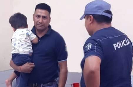MISIÓN NUEVA POMPEYA: POLICIAS SALVARON A UN NIÑO QUE SE ATRAGANTÓ CON UNA BOLITA DE VIDRIO.