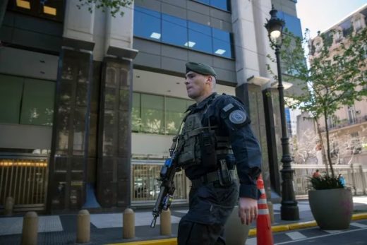 DETUVIERON A UN IRAQUI CON DOCUMENTACIÓN PRESUNTAMENTE FALSA FRENTE A LA EMBAJADA DE ISRAEL.