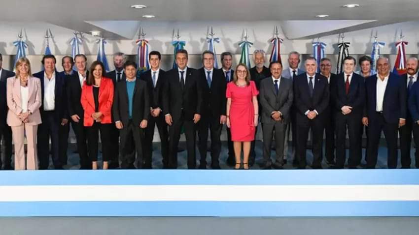 FUERTE APOYO DE  GOBERNADORES DEL PJ A MASSA EN REUNIÓN DONDE MILEI SE LLEVÓ TODAS LAS CRÍTICAS.