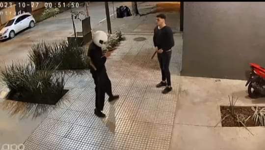 PUBLICÓ QUE VENDÍA DOLARES, LO SIGUIERON Y CON UN TIRO EN EL PISO LE PIDIERON 