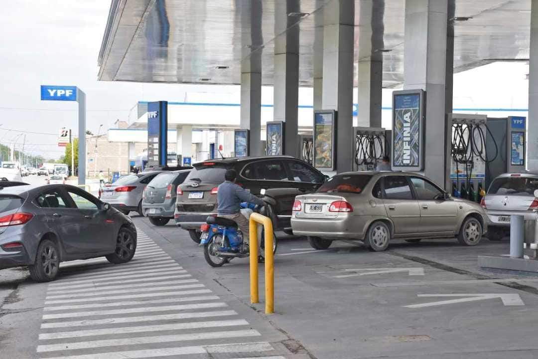 RESISTENCIA: FILAS LARGAS Y BRONCA POR LA ESCASEZ DE COMBUSTIBLES: PROMESA OFICIAL DE SOLUCIÓN. 