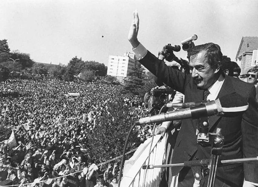 ESTE LUNES LANZAN LA CAMPAÑA PARA CONMEMORAR AL EXPRESIDENTE ALFONSÍN A 40 AÑOS DEL REGRESO A LA DEMOCRACIA.