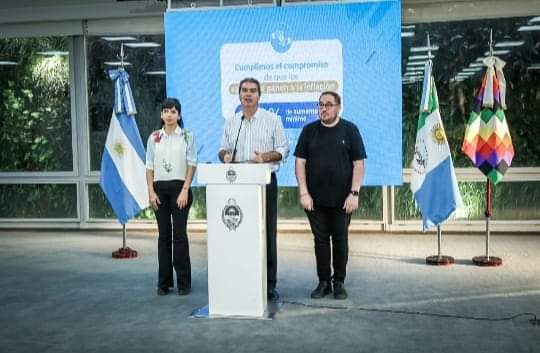 LA CLAUSULA GATILLO PARA DOCENTES PASIVOS Y ACTIVOS ESTÁ GARANTIZA POR EL GOBIERNO PROVINCIAL. 