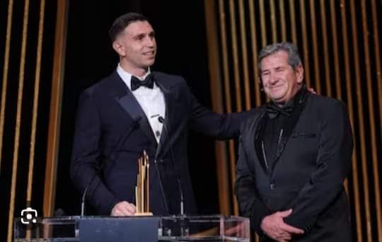 EL MEJOR ARQUERO DEL MUNDO ES ARGENTINO: EMILIANO MARTÍNEZ SE LLEVÓ EL PREMIO LEV YASHIN.