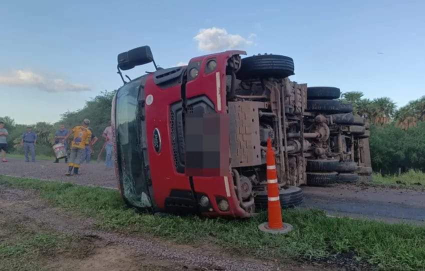 UN CAMIÓN VOLCÓ SOBRE RUTA 90: EL CONDUCTOR DIJO QUE SE REVENTÓ UNA CUBIERTA. 