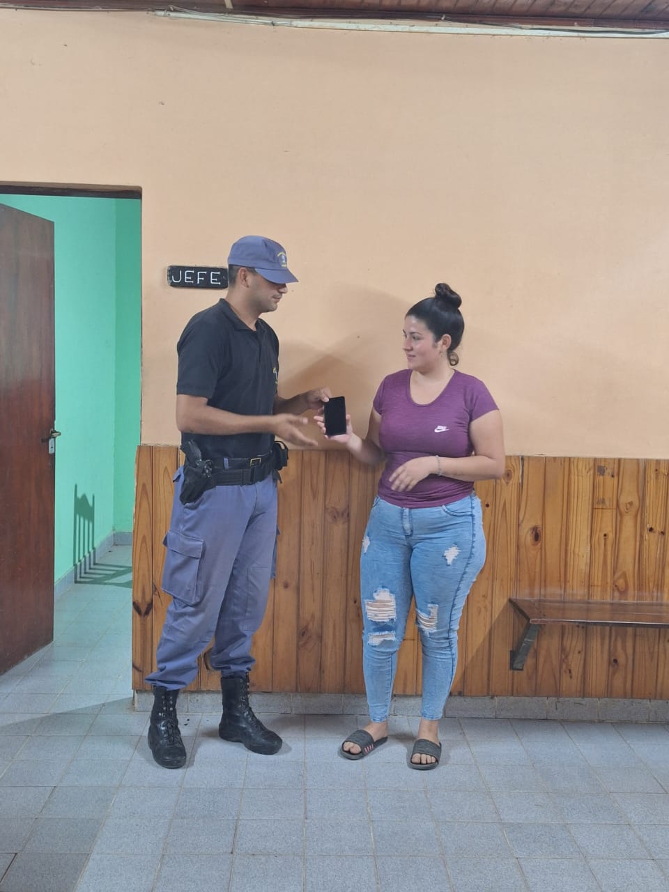 VILLA RÍO BERMEJITO: POLICÍA LOCAL RECUPERA TELÉFONO CELULAR QUE FUÉ SUSTRAÍDO A UNA CIUDADANA DE LA LOCALIDAD. 
