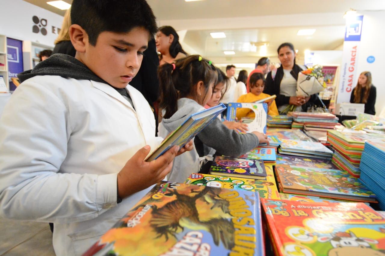 ESTUDIANTES Y DOCENTES YA DISFRUTAN DE LAS PROPUESTAS DEL MINISTERIO DE EDUCACIÓN EN LA FIL CHACO 2024.