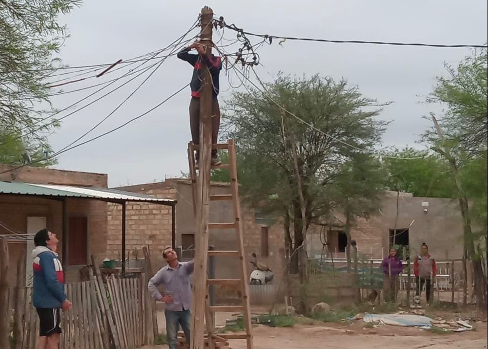 J J CASTELLI: SECHEEP ELIMINA CONEXIONES IRREGULARES Y MEJORA LA RED ELÉCTRICA EN LAS CHACRAS 65 Y 71.
