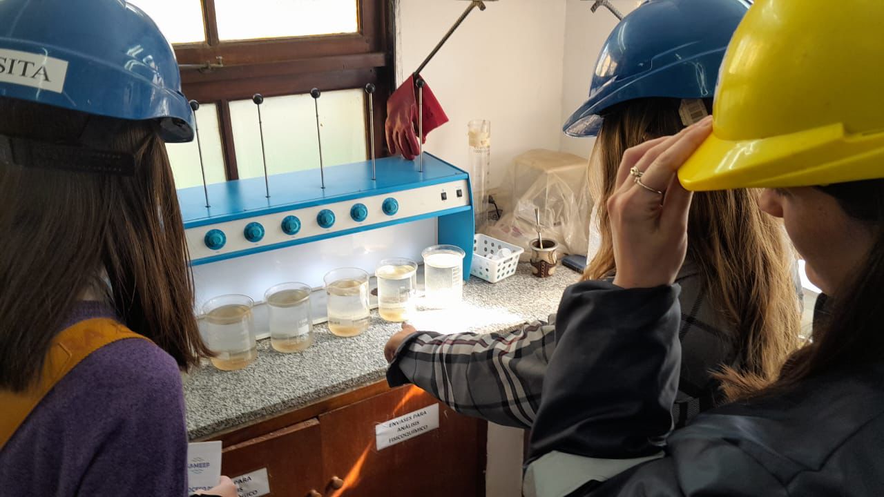 ESPACIO EDUCATIVO: ESTUDIANTES UNIVERSITARIOS REALIZARON VISITA GUIADA POR LA PLANTA POTABILIZADORA DE BARRANQUERAS.