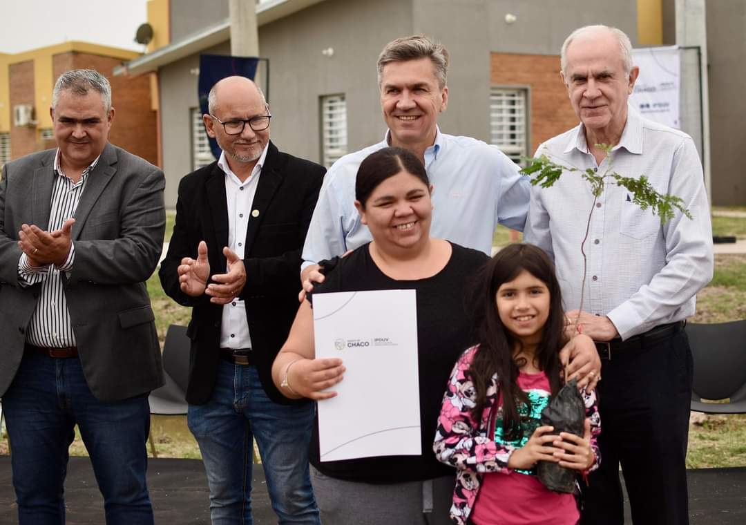 EL GOBERNADOR ZDERO INAUGURÓ LAS OBRAS DE INFRAESTRUCTURA BÁSICA Y SERVICIOS EN LA CHACRA 137 DE RESISTENCIA.