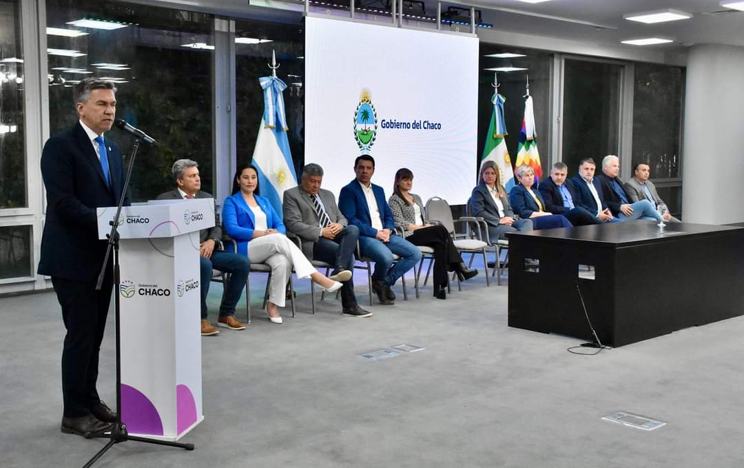 EL GOBERNADOR ZDERO TOMÓ JURAMENTO A LAS NUEVAS AUTORIDADES DE PRODUCCIÓN Y DESARROLLO HUMANO.