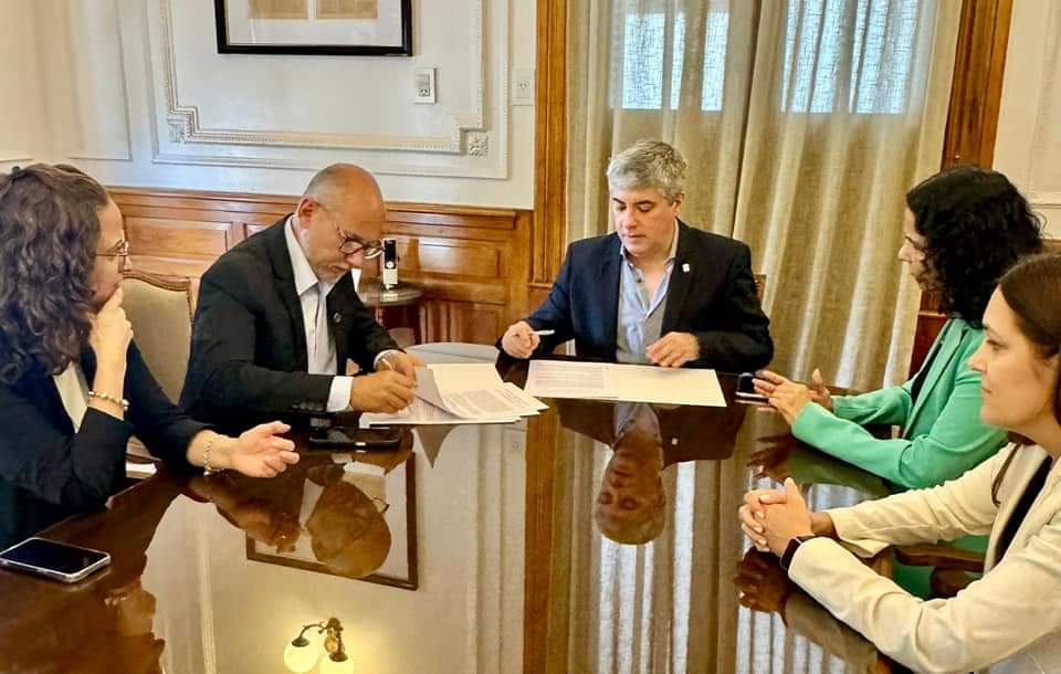 EL IPDUV Y LA UNNE FIRMARON UN CONVENIO DE ASISTENCIA TÉCNICA Y PROFESIONAL.