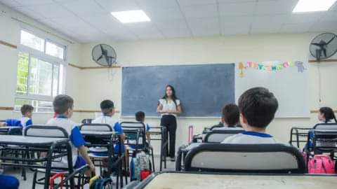 IMPULSAN UNA LEY PARA RESTRINGIR EL USO DE CELULARES DENTRO DE LAS AULAS CHAQUEÑAS.