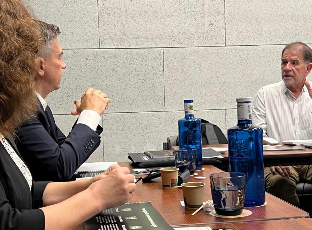 EL GOBERNADOR ZDERO MANTUVO UNA REUNIÓN SOBRE CARBÓN SUSTENTABLE.