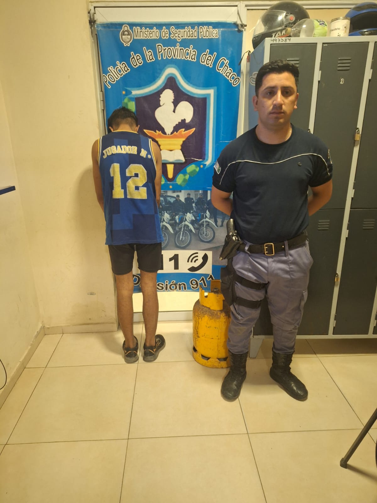 J.J CASTELLI: POLICIA DETIENE A UN JÓVEN POR SUPUESTO ROBO EN QUINTA LALO. 