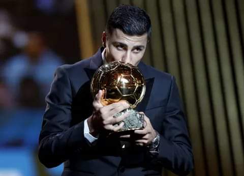 EL ESPAÑOL RODRI HERNÁNDEZ SE ALZÓ CON EL BALÓN DE ORO 2024. DIBU MARTINEZ SE QUEDÓ CON EL TROFEO YASHIN AL MEJOR ARQUERO.