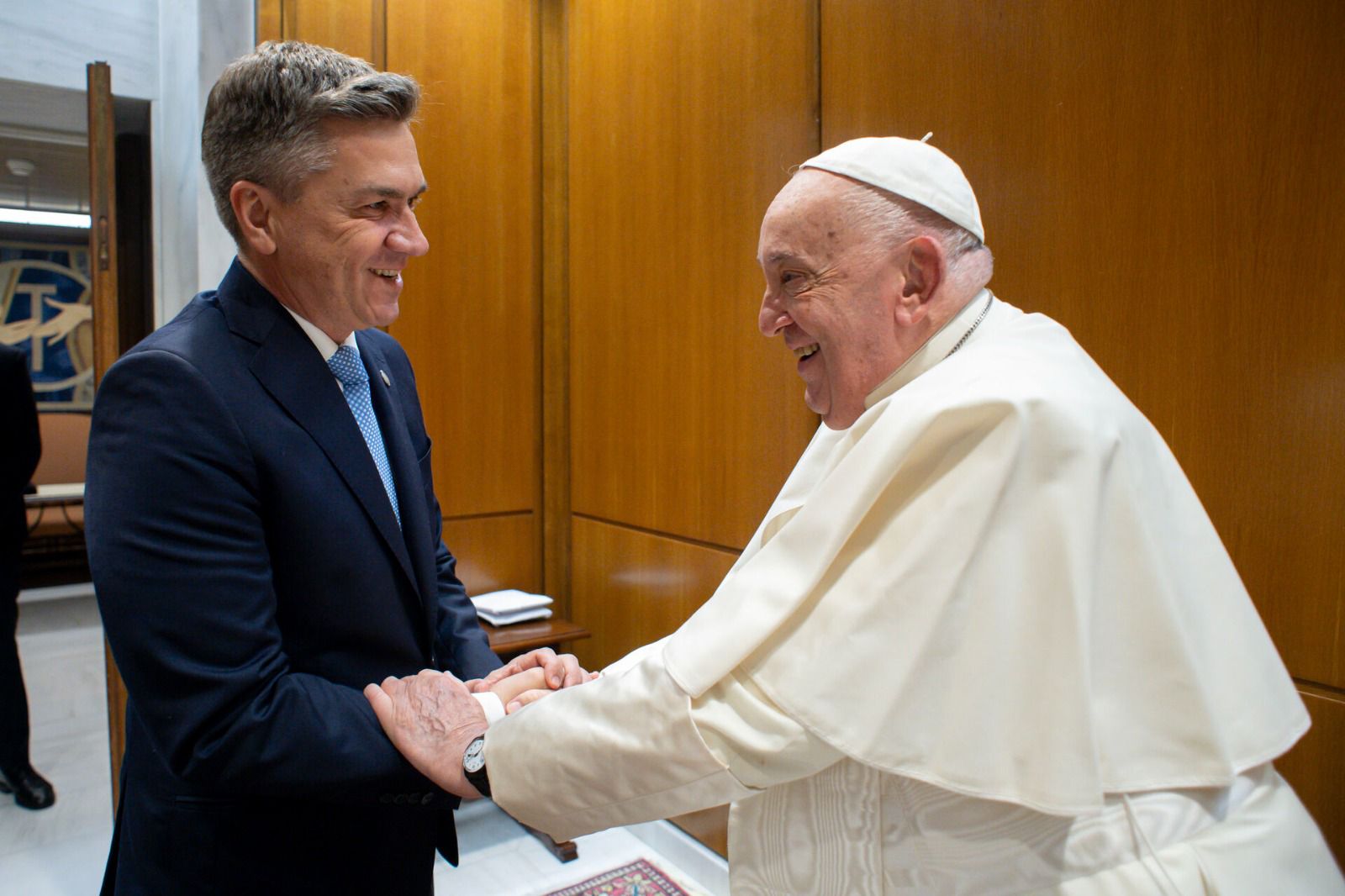 ENCUENTRO DEL GOBERNADOR ZDERO CON EL PAPA FRANCISCO: “EL SANTO PADRE ENVIÓ BENDICIONES PARA TODOS LOS CHAQUEÑOS”.