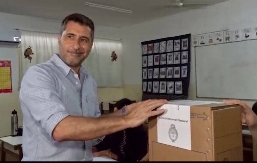 VOTÓ GUILLERMO AGÜERO Y LLAMÓ A PARTICIPAR MASIVAMENTE EN LAS URNAS.