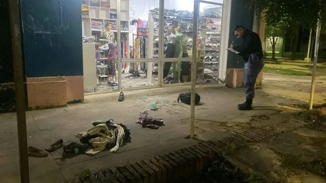 J.J CASTELLI: TRAS UN IMPRESIONANTE ROBO DETIENEN A UN SUJETO - FUERON CUATRO LOS QUE INGRESARON A UNA TIENDA EN PLENO CENTRO  DURANTE LA MADRUGADA