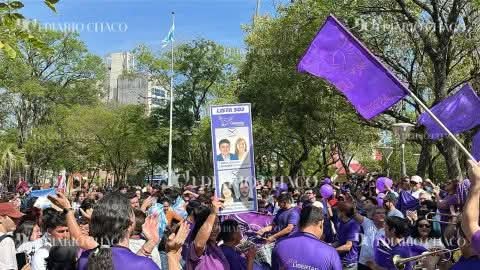 CON BANDERA VIOLETAS Y CÁNTICOS, MILITANTES ESPERAN LA LLEGADA DE MILEI A RESISTENCIA.
