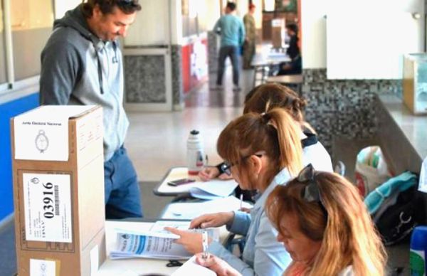 LAS ESCUELAS CHAQUEÑAS SE PREPARAN PARA RECIBIR A LOS VOTANTES.  