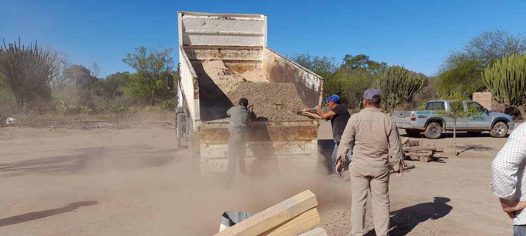LA MUNICIPALIDAD DE MIRAFLORES ENTREGA MATERIALES PARA LA CONSTRUCCIÓN EN VARIOS PARAJES DE LA ZONA RURAL. 