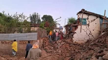 DECENAS DE MUERTOS Y HERIDOS POR UN TERREMOTO EN NEPAL. 