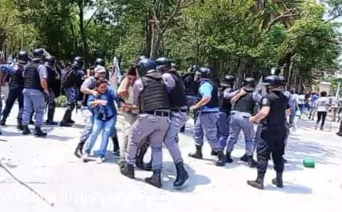 CUATRO DETENIDOS TRAS UN ENFRENTAMIENTO ENTRE MANIFESTANTES Y POLICIA EN RESISTENCIA. 