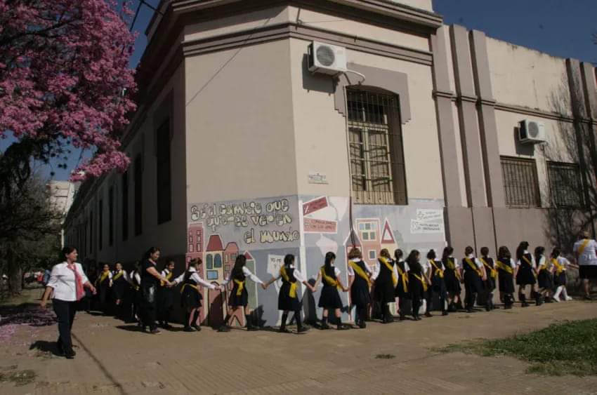 COLEGIOS DE RESISTENCIA SUSPENDIERON SUS CLASES POR INCONVENIENTES EN EL SUMINISTRO DE AGUA. 