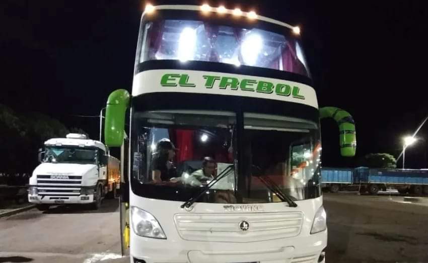 CAMIONERO ALCOHOLIZADO CHOCO A UN COLECTIVO QUE LLEVABA EGRESADOS Y HUYÓ.
