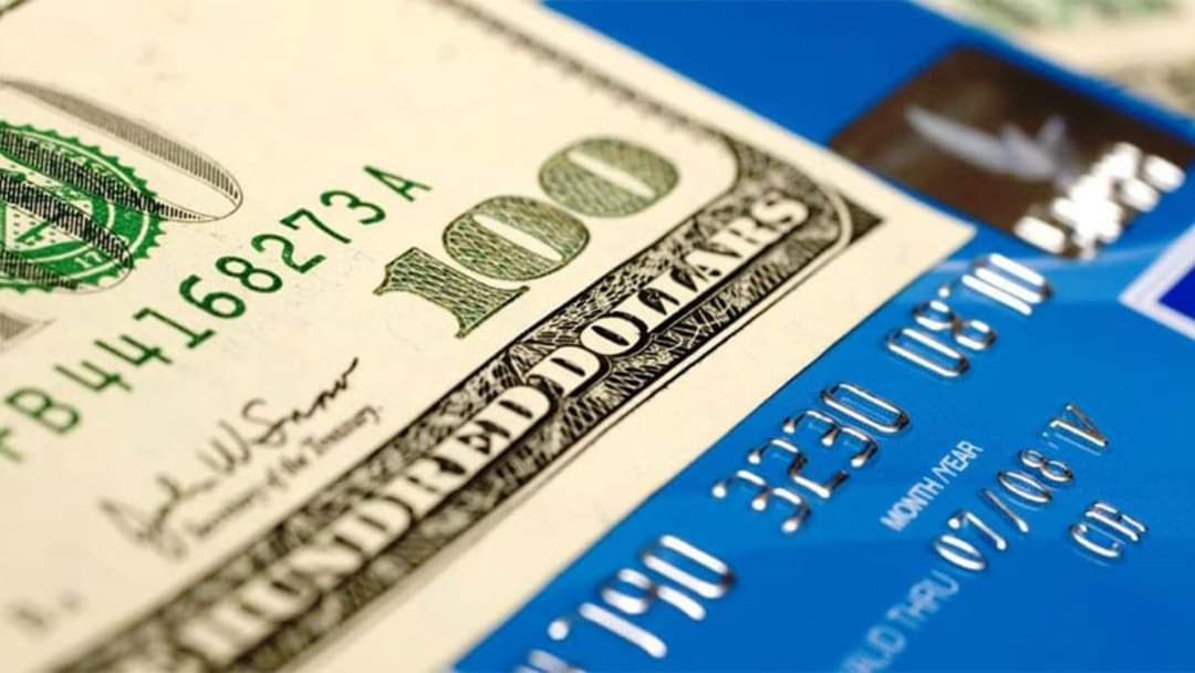 NUEVO GOLPE AL BOLSILLO: EL GOBIERNO ELEVA IMPUESTOS AL DOLAR TARJETA EN MEDIO DE LA TRANSICIÓN.