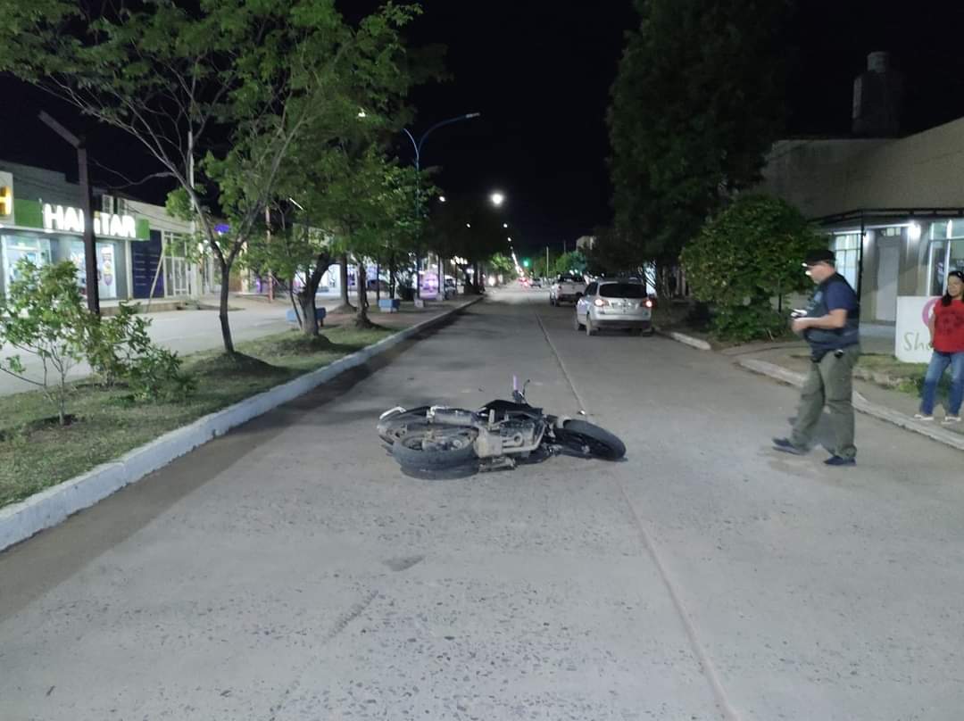 J.J CASTELLI: SINIESTRO VIAL ENTRE UN AUTOMÓVIL Y UNA MOTOCICLETA EN AVENIDA SAN MARTÍN.