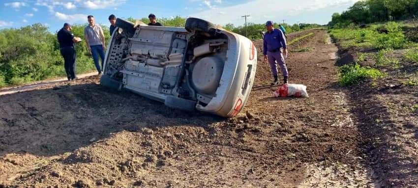 EL ESPINILLO: UN HOMBRE PERDIÓ EL CONTROL DE SU AUTO Y TERMINÓ VOLCANDO.