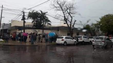 DOCENTES EN SAENZ PEÑA BUSCAN INSCRIBIRSE Y SER TITULARES BAJO INTENSAS LLUVIAS Y LARGAS FILAS.