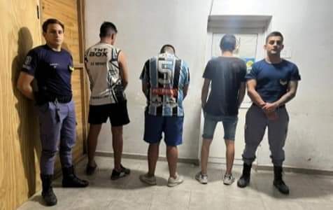 J.J CASTELLI: DETENIDOS POR OCASIONAR DISTURBIOS EN UN LOCAL COMERCIAL .