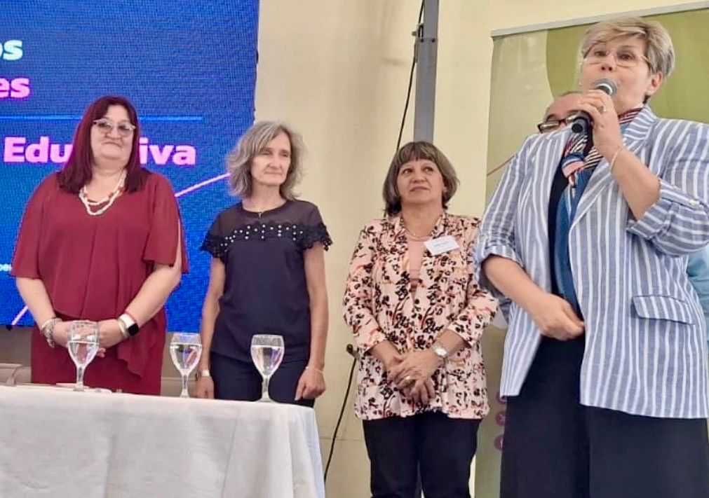 EDUCACIÓN E INSTITUTOS DE FORMACIÓN DOCENTE DEBATEN NUEVOS DISEÑOS CURRICULARES EN EL NIVEL SUPERIOR.
